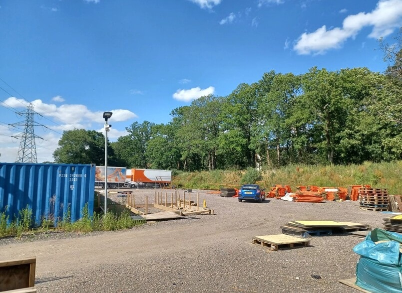 Green Ln, Smallfield for lease - Building Photo - Image 3 of 6