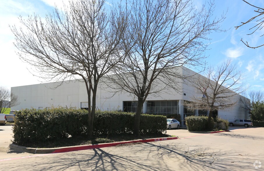 2168 W Diplomat Dr, Dallas, TX for lease - Primary Photo - Image 1 of 6