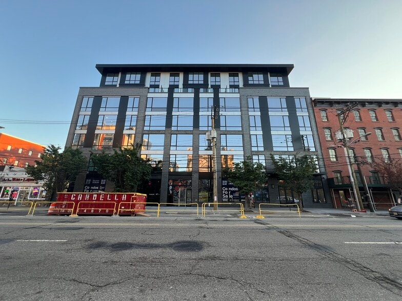 139 Christopher Columbus Dr, Jersey City, NJ for lease - Building Photo - Image 1 of 4