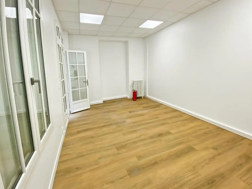Office in Paris for lease Building Photo- Image 1 of 7