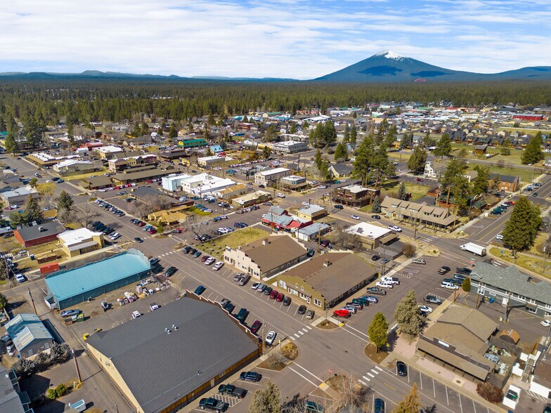 382 E Hood Ave, Sisters, OR for sale - Building Photo - Image 1 of 1