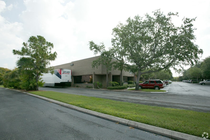 1661 Commerce Ave N, Saint Petersburg, FL for lease - Building Photo - Image 2 of 6