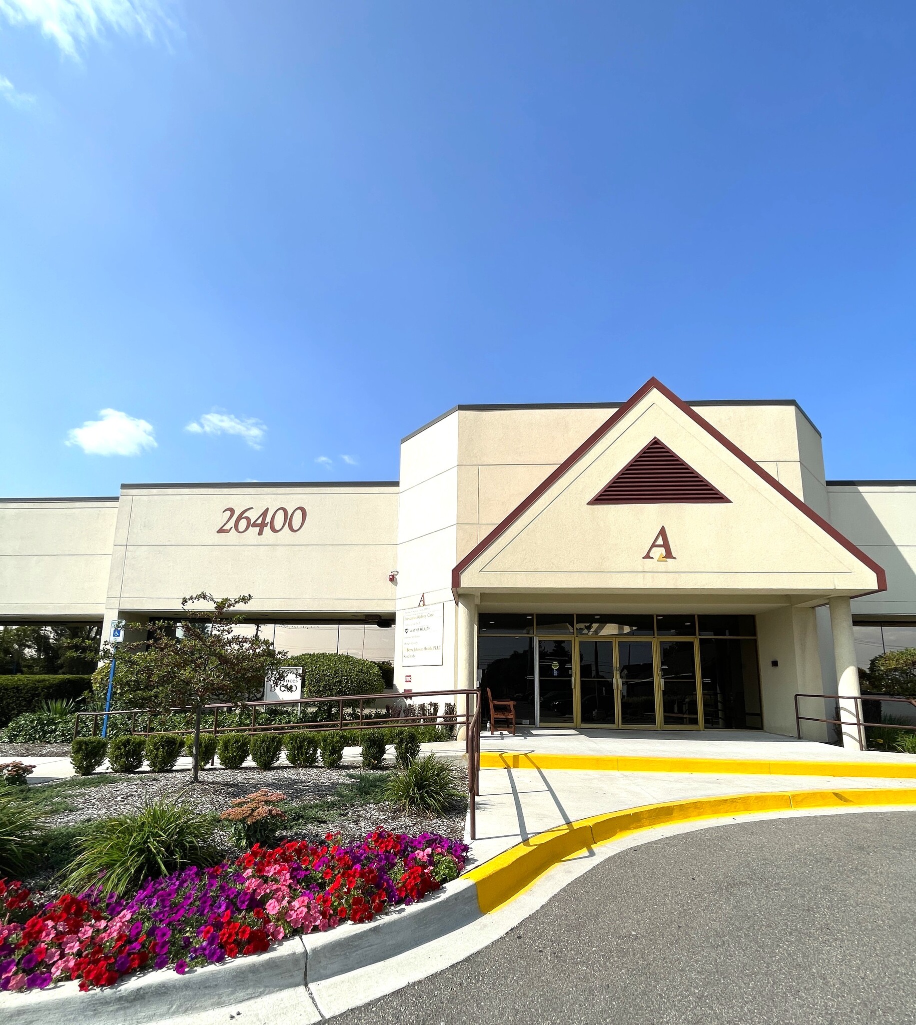 26400 W 12 Mile Rd, Southfield, MI for lease Building Photo- Image 1 of 7