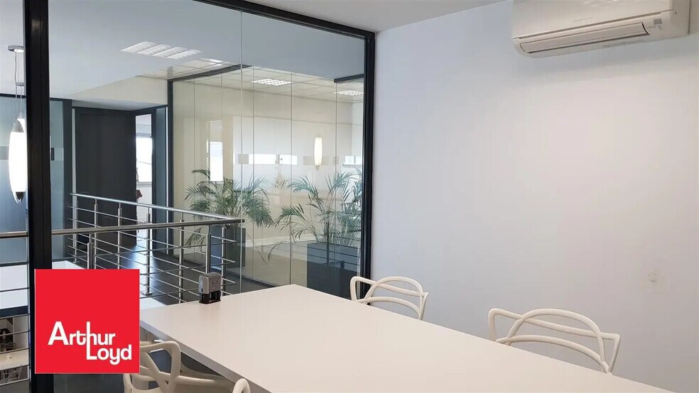 Flex in Chartres for sale - Building Photo - Image 3 of 7