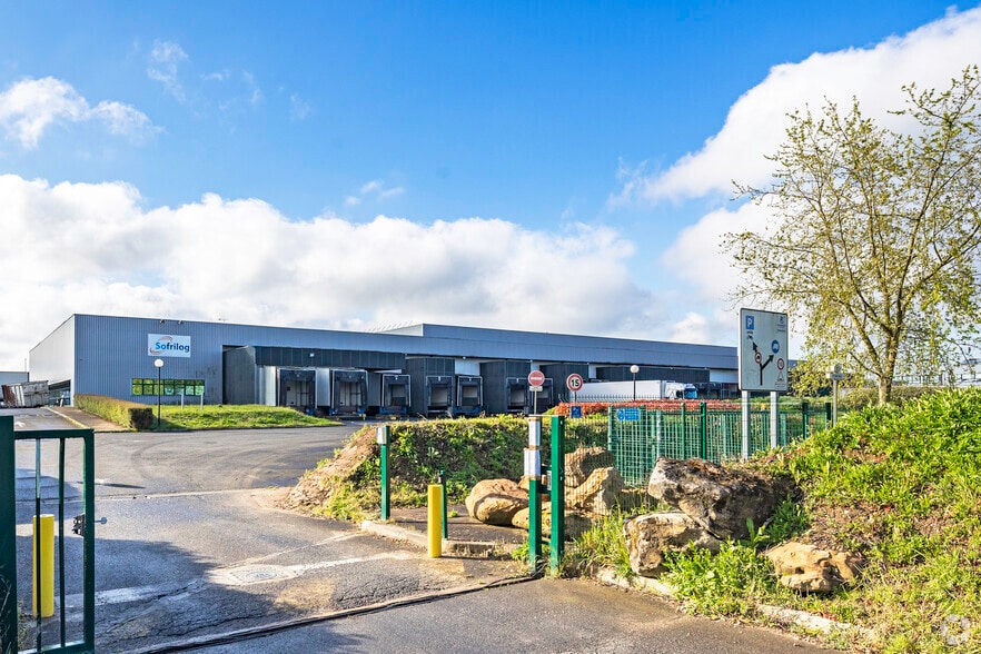 Flex in Saint-Ouen-l'Aumône for lease - Primary Photo - Image 1 of 2