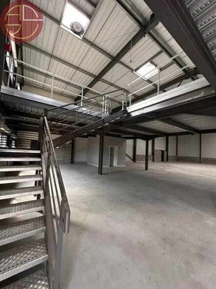 Industrial in Villeneuve-Tolosane for lease - Interior Photo - Image 1 of 5