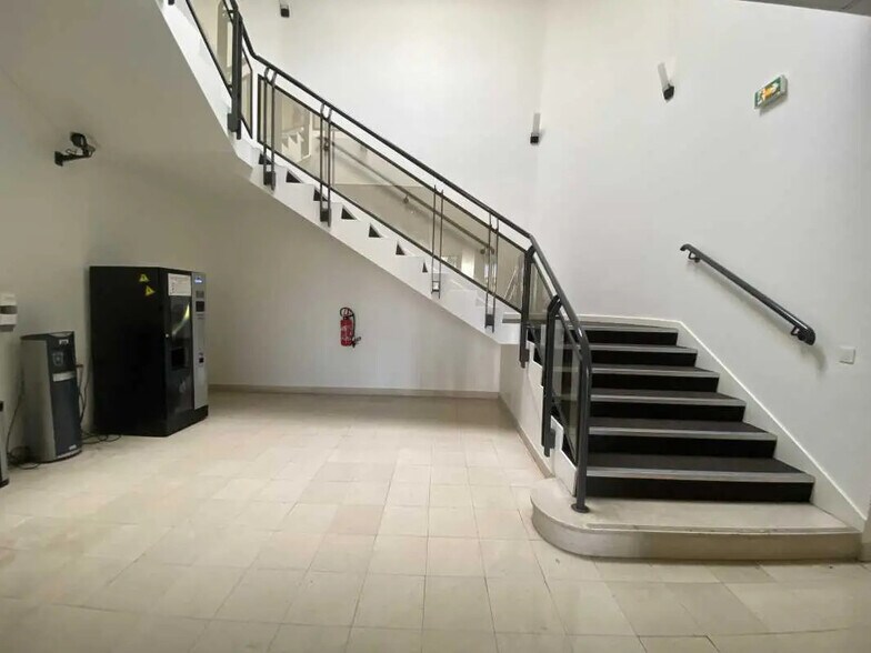 Office in Émerainville for sale - Interior Photo - Image 2 of 8