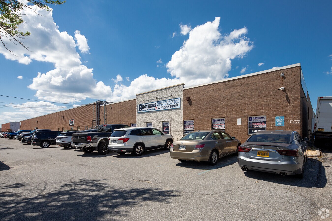 239 S Fehr Way, Bay Shore, NY 11706