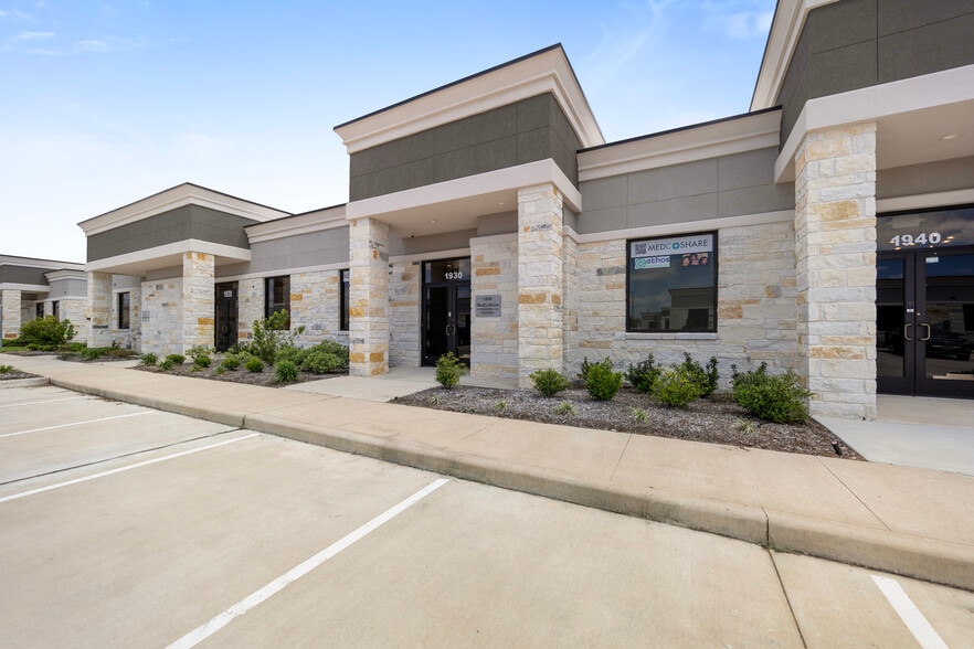 3129 Kingsley Dr, Pearland, TX for lease - Building Photo - Image 3 of 40