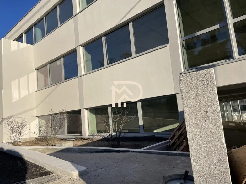 Office in Marseille for lease - Building Photo - Image 3 of 3