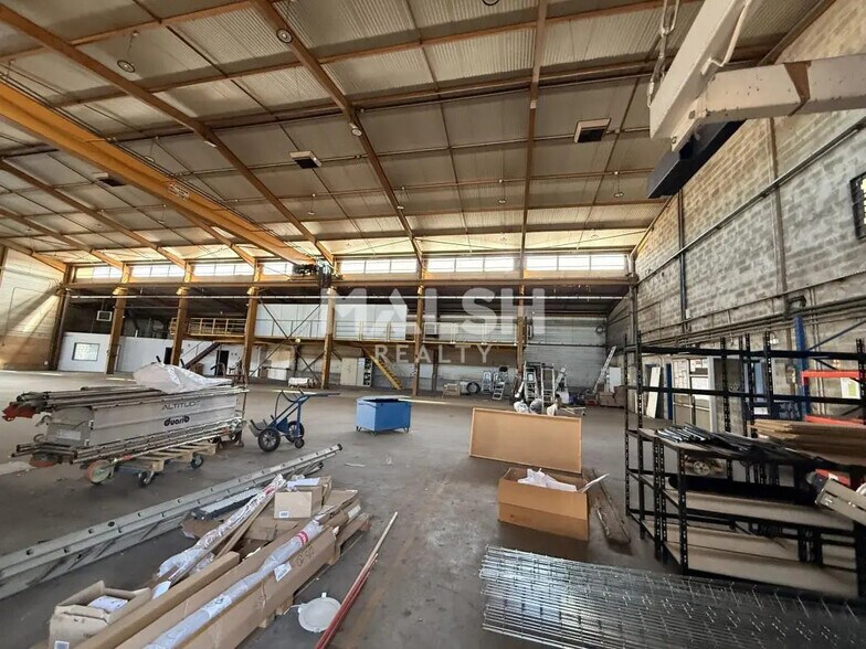 Office in Vaulx-en-Velin for lease - Building Photo - Image 2 of 16