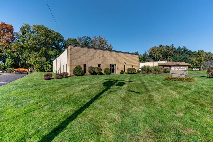 35 Barber Pond Rd, Bloomfield, CT for sale - Building Photo - Image 1 of 1