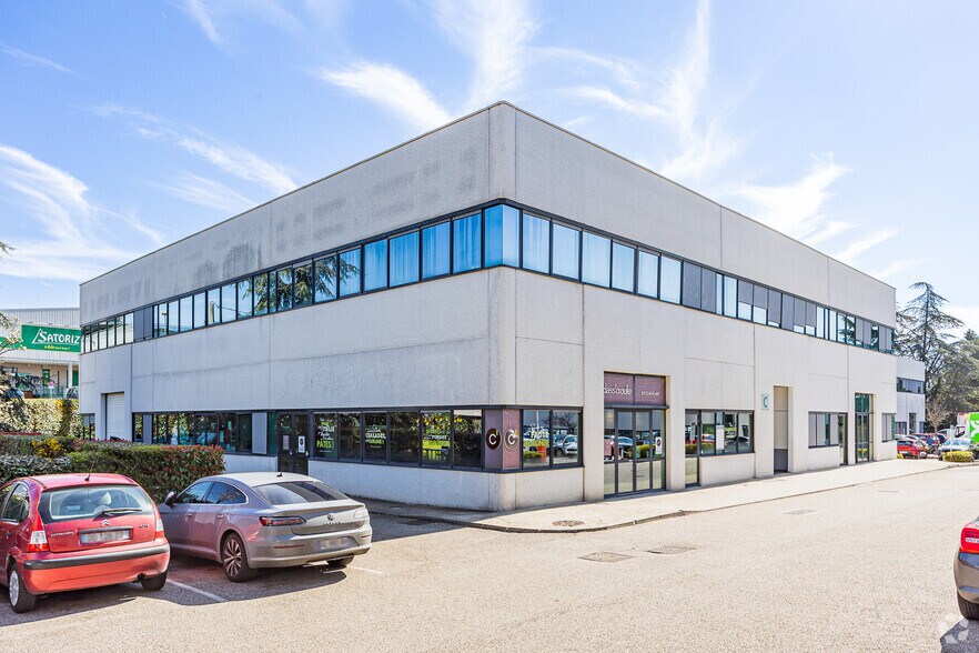 Office in Champagne-au-Mont-d'Or for lease - Building Photo - Image 2 of 2