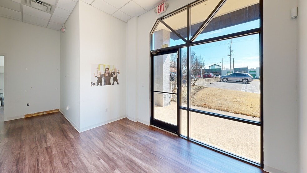 4609-4637 Poplar Ave, Memphis, TN for lease - Matterport 3D Scan - Image 3 of 52