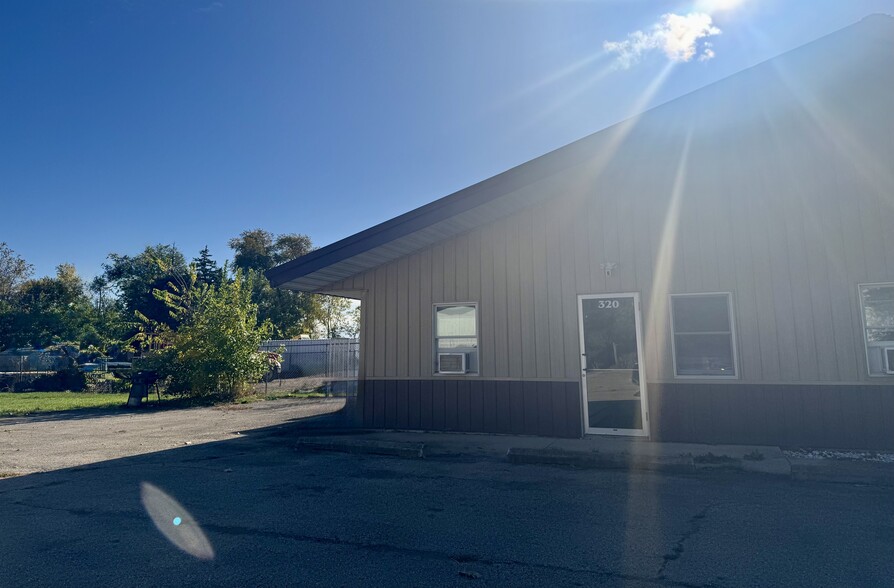 320 E Washington St, Oswego, IL for lease - Building Photo - Image 2 of 9
