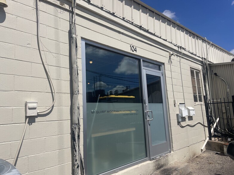 104 W Annie St, Austin, TX for lease - Building Photo - Image 1 of 2