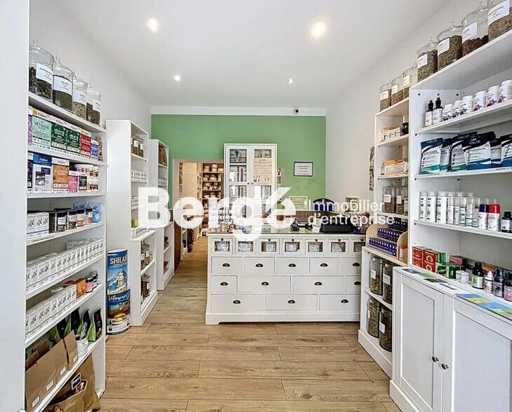 Retail in Nice for lease - Interior Photo - Image 1 of 7