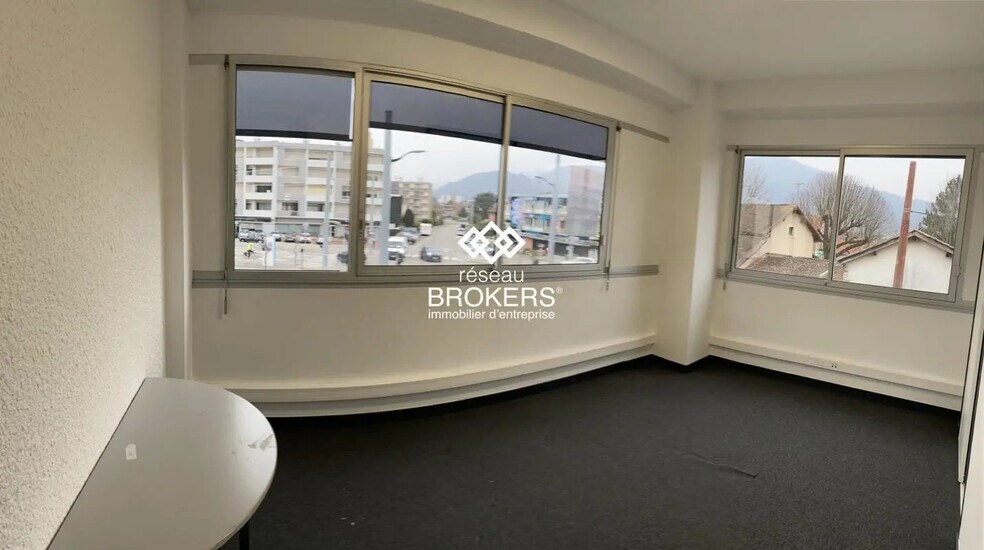 Office in Eybens for lease - Interior Photo - Image 3 of 11