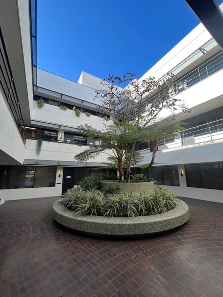 415 N Crescent Dr, Beverly Hills, CA for lease - Building Photo - Image 3 of 6