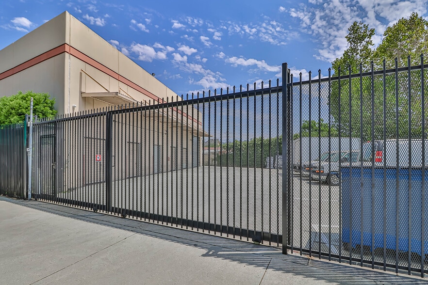 1625 Riverside Dr, Los Angeles, CA for lease - Building Photo - Image 2 of 15