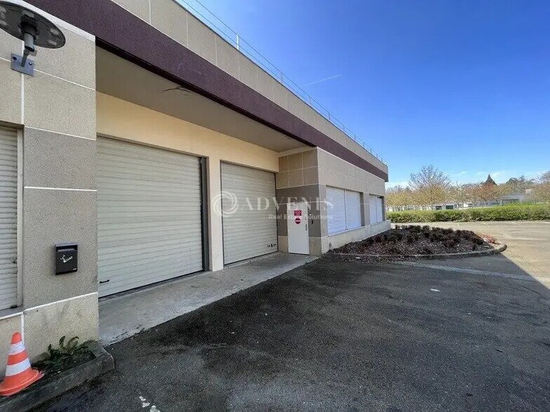 Flex in Trappes for lease - Building Photo - Image 2 of 6
