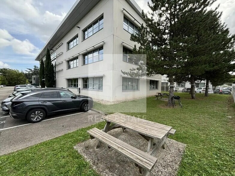 Office in Saint-Genis-Laval for lease - Building Photo - Image 2 of 12