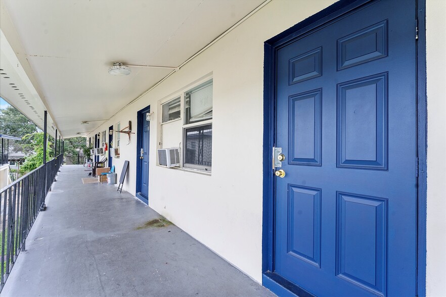 Tamarind Apartments portfolio of 3 properties for sale on LoopNet.com - Building Photo - Image 3 of 20