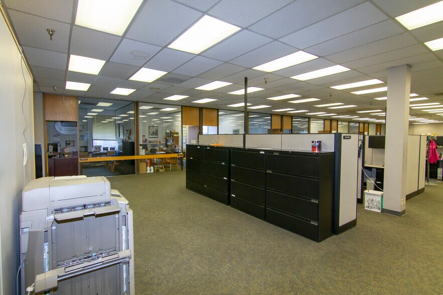 6433 SE Lake Rd, Portland, OR for sale - Interior Photo - Image 2 of 10