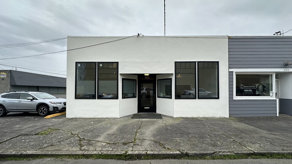 208 Vine St, Kelso, WA for lease - Building Photo - Image 1 of 6