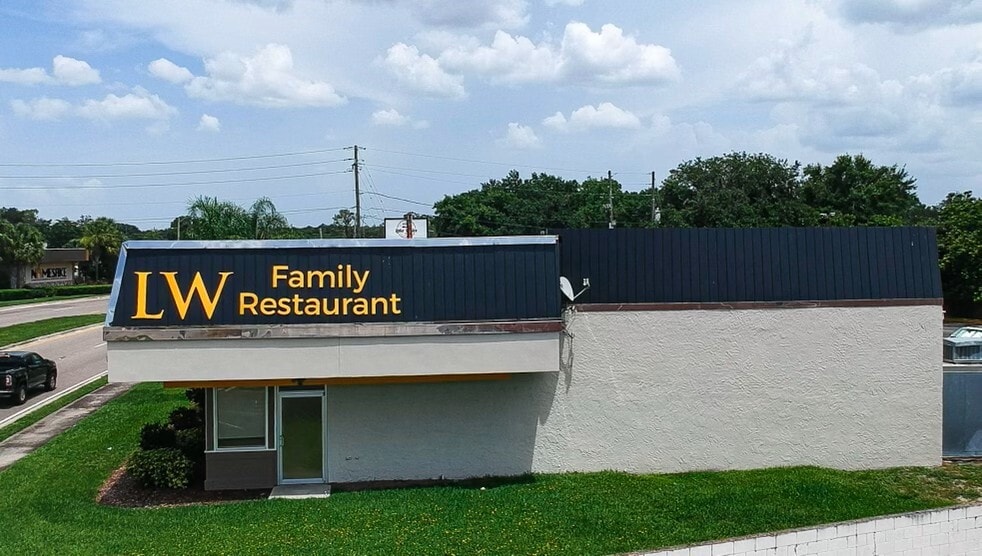 NNN Restaurant w/Adjacent Parcel portfolio of 2 properties for sale on LoopNet.com - Building Photo - Image 2 of 4