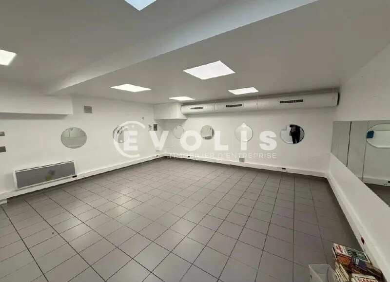Retail in Paris for lease Interior Photo- Image 1 of 9