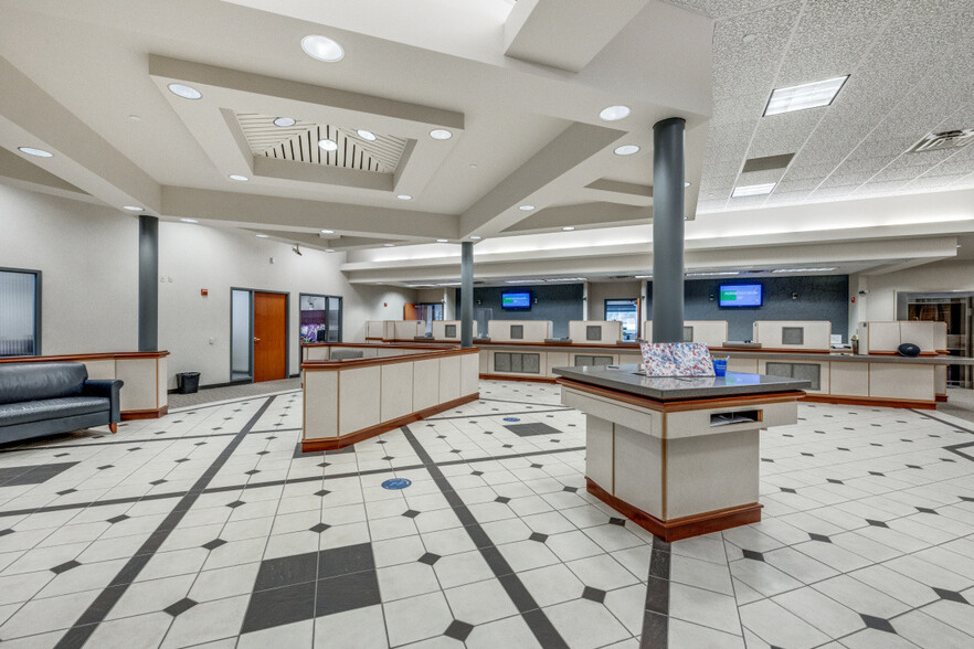 1900 Country Club Dr, Mansfield, TX for lease - Lobby - Image 3 of 13