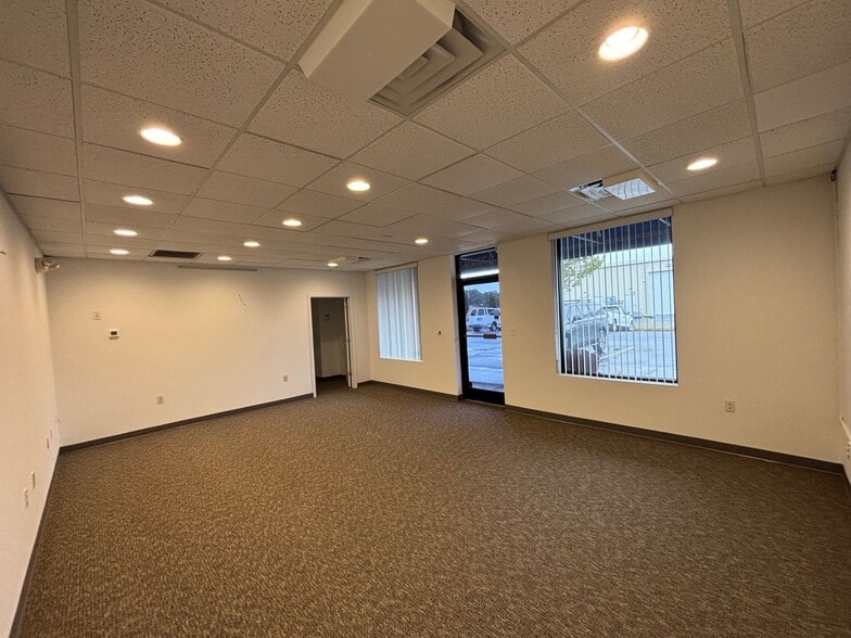 2704 Exchange Dr, Wilmington, NC for lease - Building Photo - Image 2 of 11