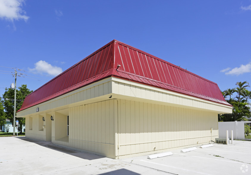 1809 Colonial Blvd, Fort Myers, FL for sale - Primary Photo - Image 1 of 1