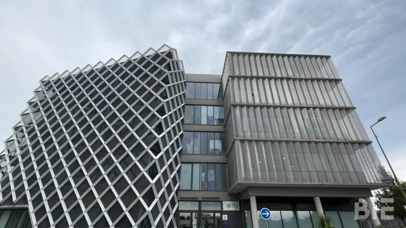 Office in Lormont for lease Building Photo- Image 1 of 6