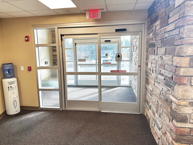 13 Healthcare Dr, Rochester, NH for lease - Interior Photo - Image 3 of 5