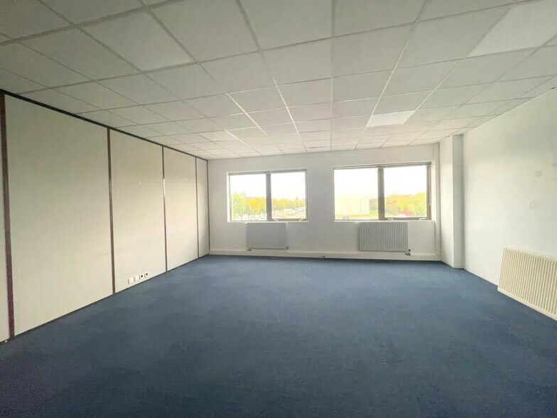 Office in Poissy for lease - Building Photo - Image 2 of 13