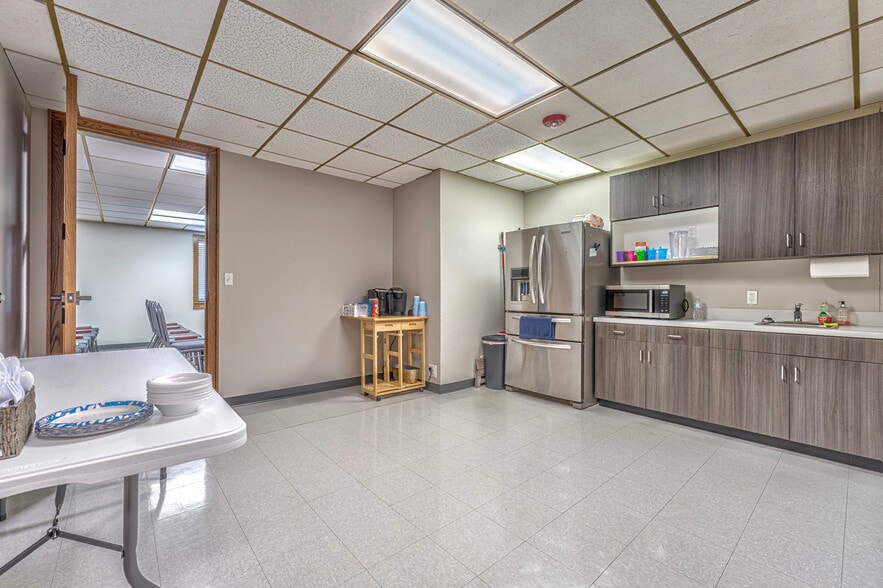 5950 E Admiral Pl, Tulsa, OK for sale - Interior Photo - Image 2 of 43