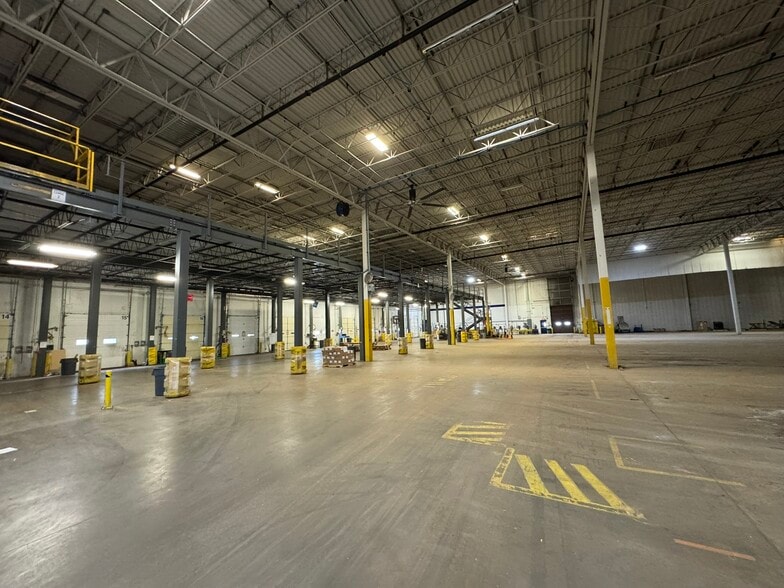 6812 Corporate Dr, Indianapolis, IN for lease - Interior Photo - Image 2 of 3