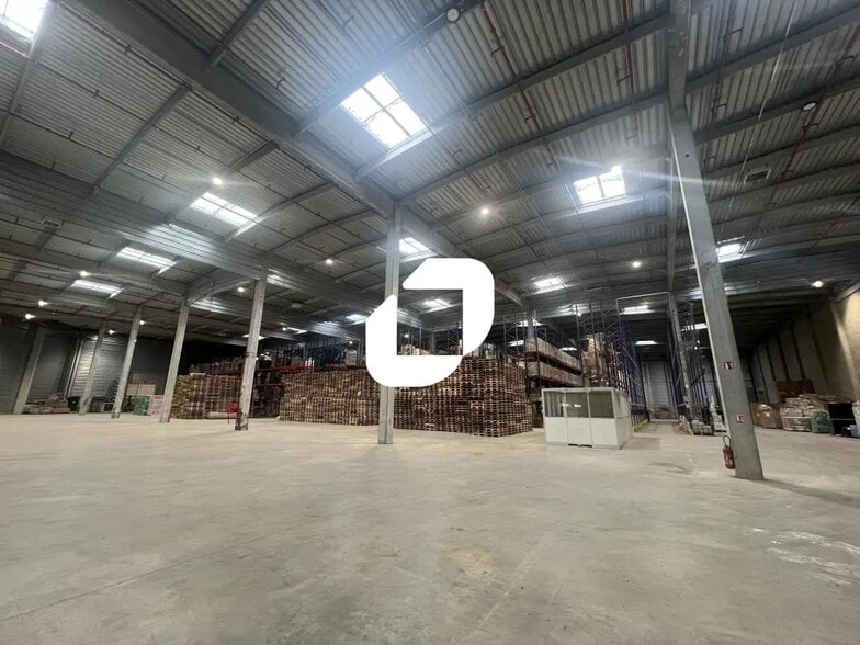 9 Boulevard De L'Europe, Combs-la-Ville for lease - Interior Photo - Image 2 of 10