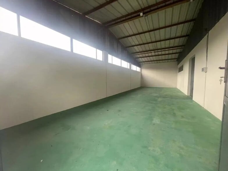 Industrial in Fréjus for lease - Interior Photo - Image 1 of 6