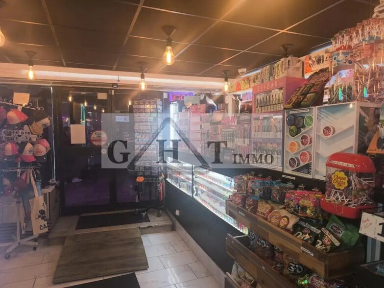 Retail in Cannes for sale - Interior Photo - Image 1 of 3