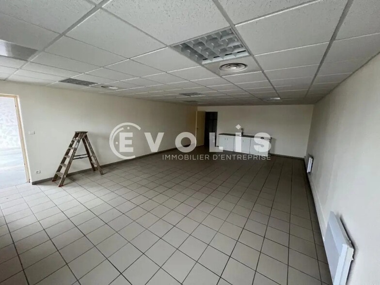 Office in Chassieu for lease - Interior Photo - Image 2 of 8