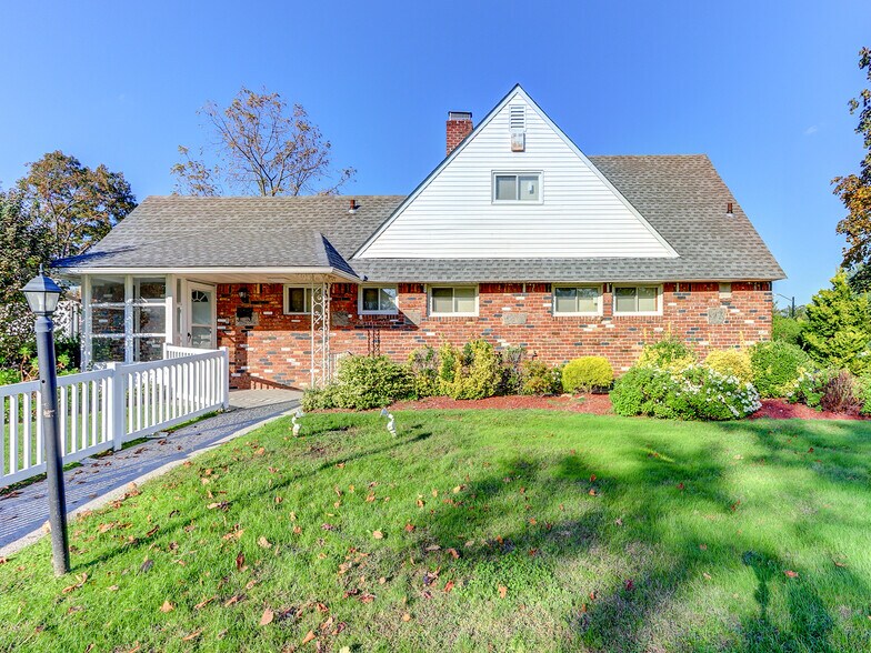 43 Barter Ln, Hicksville, NY for sale - Building Photo - Image 1 of 1