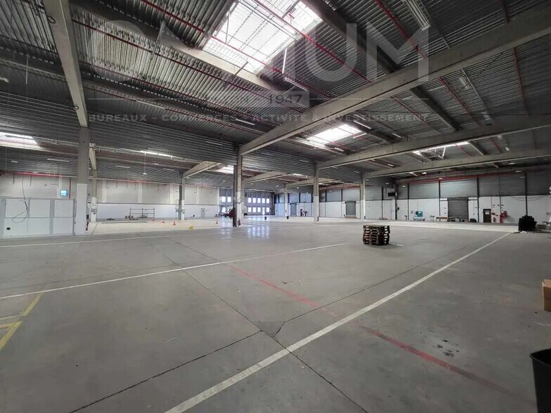 Office in Vénissieux for lease - Building Photo - Image 2 of 12