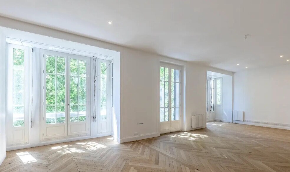 Office in Paris for lease - Interior Photo - Image 1 of 5