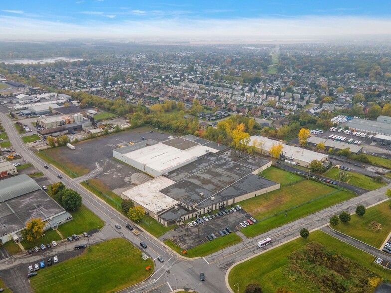 2000 Boul Industriel, Chambly, QC for lease - Primary Photo - Image 1 of 19