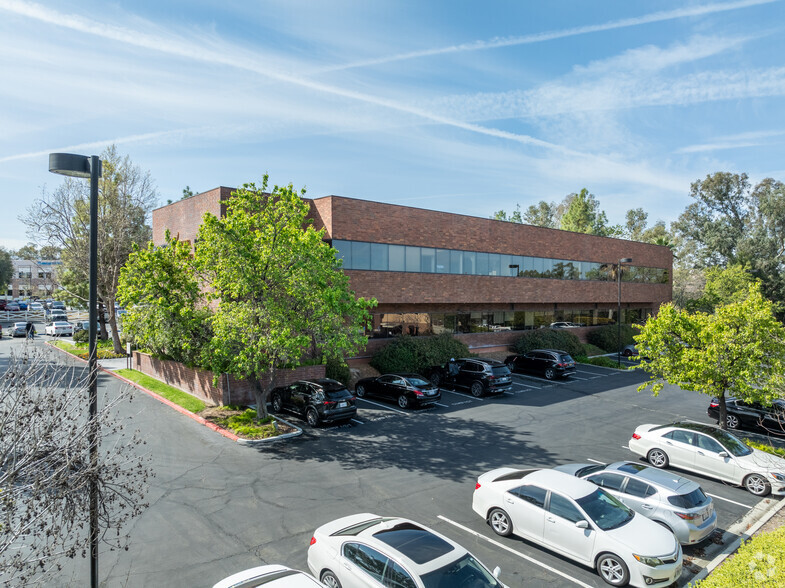 27201 Tourney Rd, Valencia, CA for lease - Building Photo - Image 3 of 8