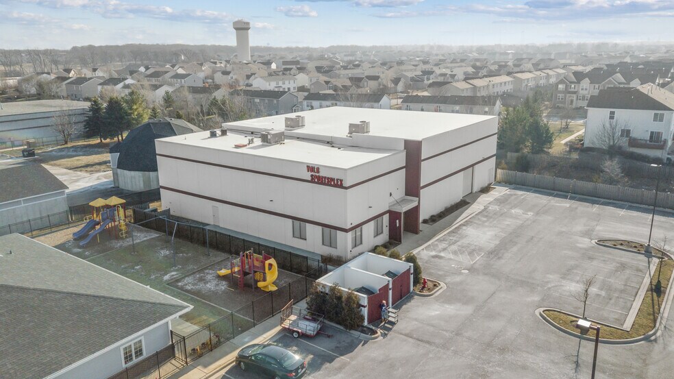 26705 W Commerce Dr, Volo, IL for lease - Primary Photo - Image 1 of 19