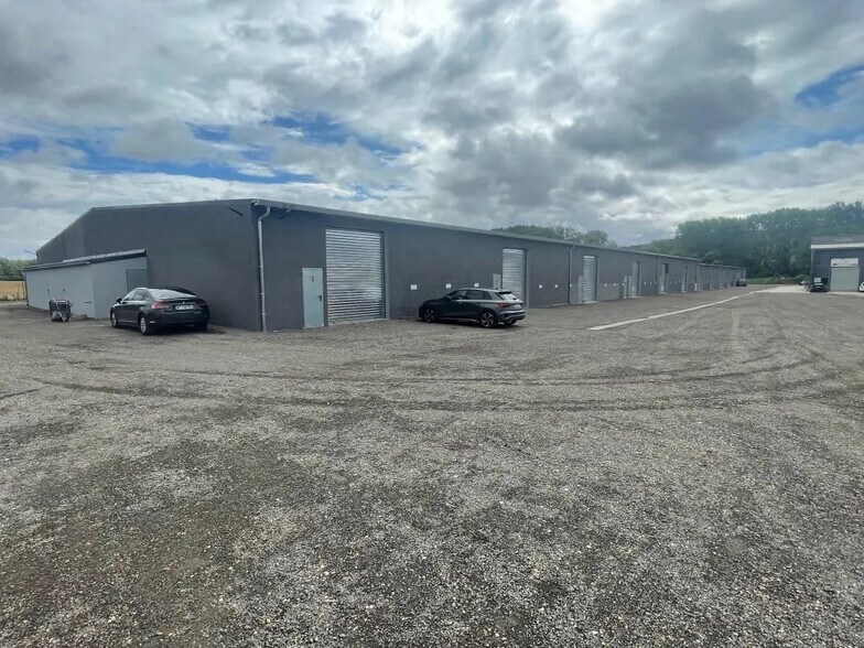 Flex in Gasny for lease - Building Photo - Image 1 of 8